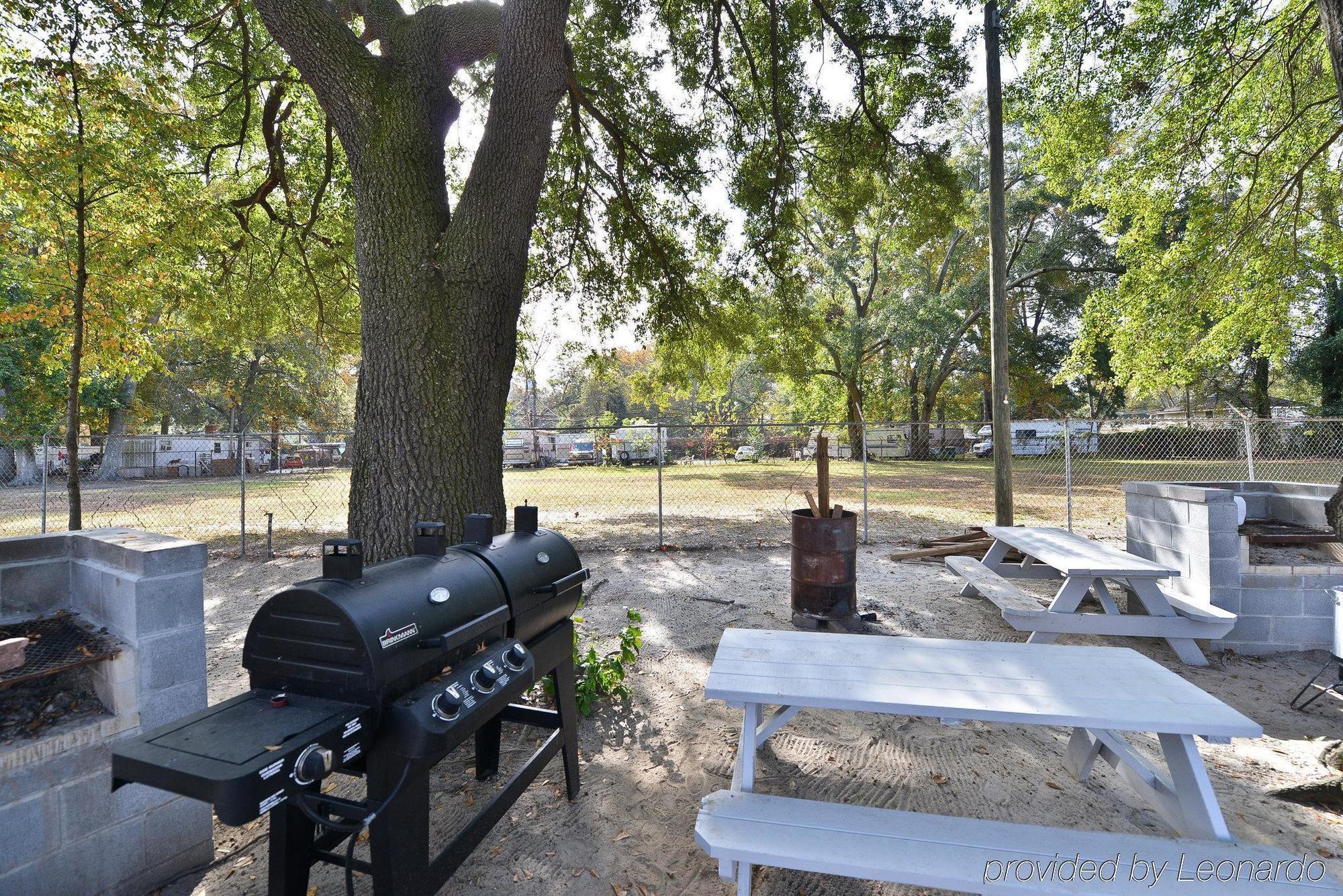 Savannah Inn And Suites Savannah Port Area ภายนอก รูปภาพ