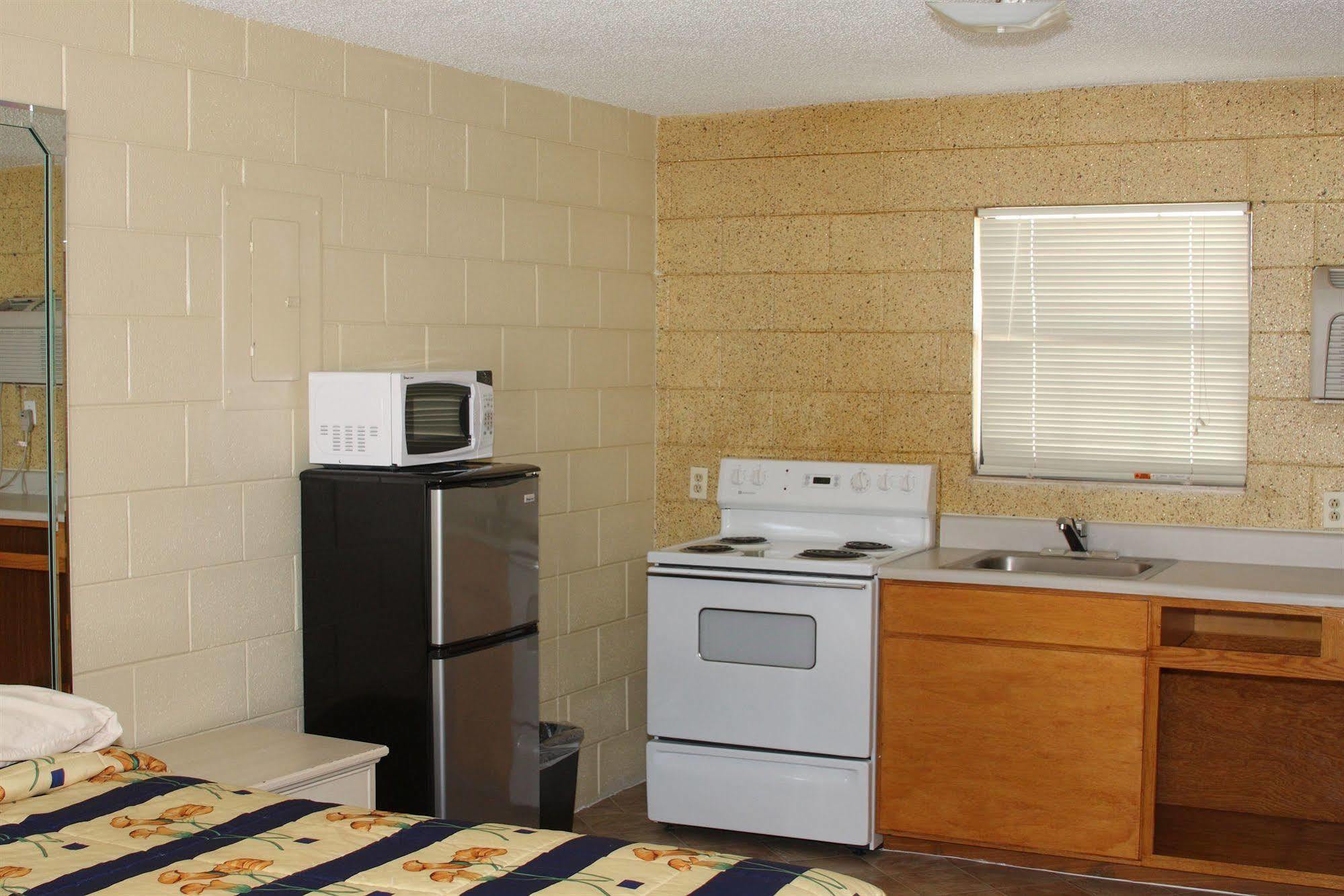 Savannah Inn And Suites Savannah Port Area ภายนอก รูปภาพ